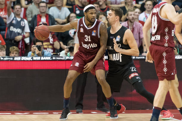 形成鲜明对 形成鲜明对